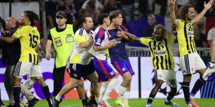 ¡Batalla campal! Jugadores de Fenerbahce se enfrascan en pelea con un aficionado del Lyon