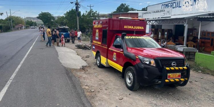 Joven de 17 años resulta gravemente herido tras colisión entre un carro y una motocicleta en Nacaome