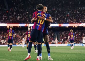 Con dobletes de Raphinha y Lamine el FC Barcelona golpea 5-2 al Rayo Vallecano