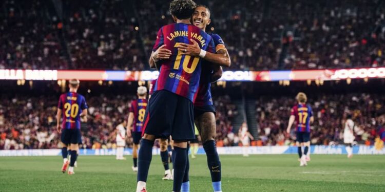 Con dobletes de Raphinha y Lamine el FC Barcelona golpea 5-2 al Rayo Vallecano