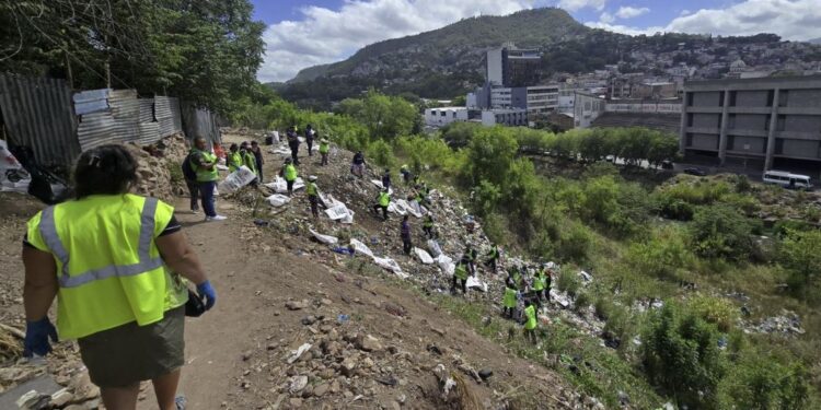 AMDC refuerza limpieza en colonia Soto para evitar que residuos lleguen al río Choluteca