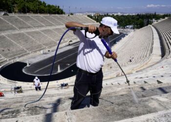 Atenas limpia por primera vez en más de 100 años el histórico estadio Panathenaico de los Juegos Olímpicos de 1896