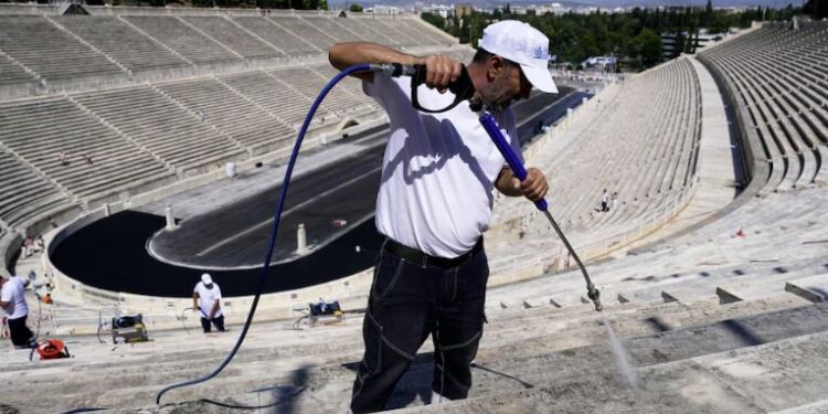 Atenas limpia por primera vez en más de 100 años el histórico estadio Panathenaico de los Juegos Olímpicos de 1896
