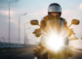 Diputada propone que los motociclistas manejen con la luz encendida de día y de noche
