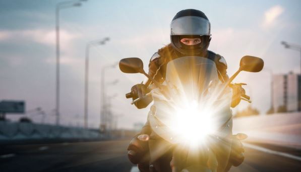 Diputada propone que los motociclistas manejen con la luz encendida de día y de noche