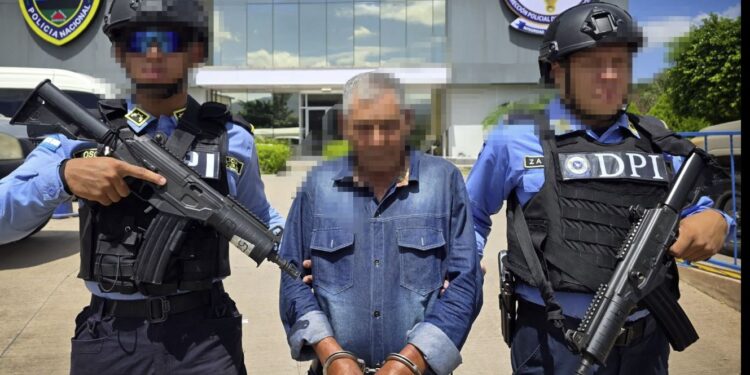 Detienen a “maitro” que intentó machetear a su pareja e hija en la capital