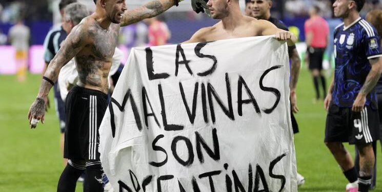 La sanción que recibió la Selección por mostrar la bandera de “Las Malvinas son Argentinas” ante Inglaterra en el Mundial