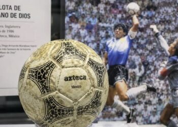 El millonario precio que se pagó por la pelota con la que Diego Maradona anotó los míticos goles contra Inglaterra en México 86
