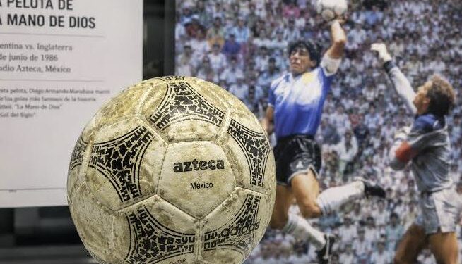 El millonario precio que se pagó por la pelota con la que Diego Maradona anotó los míticos goles contra Inglaterra en México 86