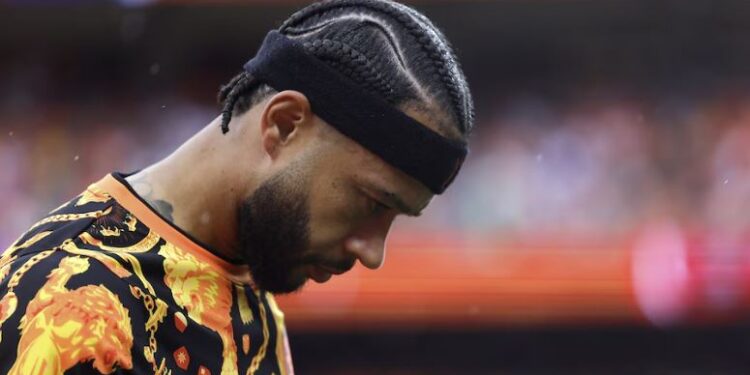 Estalló el escándalo entre Memphis Depay y Corinthians tras la finalización del contrato