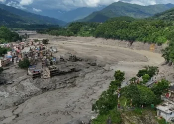 Nepal y China buscan a cientos de desaparecidos tras riada con al menos 160 muertos