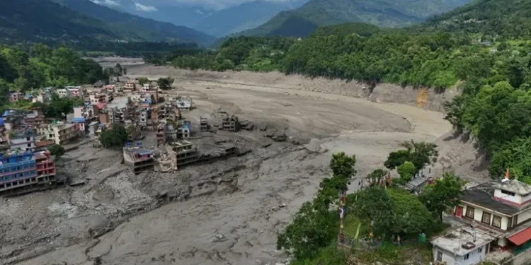Nepal y China buscan a cientos de desaparecidos tras riada con al menos 160 muertos