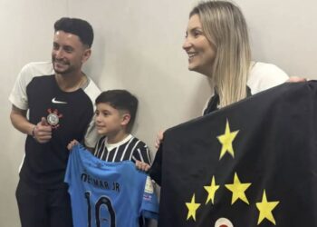 Un niño del Corinthians tuvo que ser escoltado por la policía luego de que Neymar le regalara su camiseta del Santos
