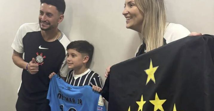 Un niño del Corinthians tuvo que ser escoltado por la policía luego de que Neymar le regalara su camiseta del Santos
