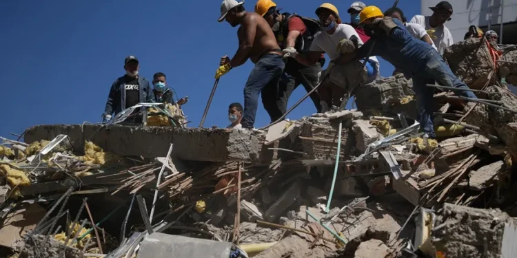 Cali mantiene la esperanza de rescatar más supervivientes del terremoto pese al tiempo en contra