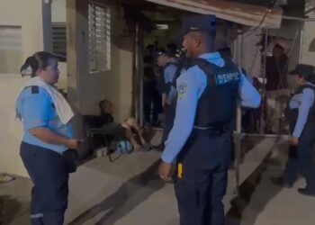 ¡Casi lo linchan! Detienen a hombre que supuestamente estaba manoseando a una niña