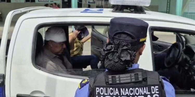 Hijo “drogo” le lanzó una tasa de café y golpeó a su padre en la colonia Sarmiento de La Ceiba, Atlántida