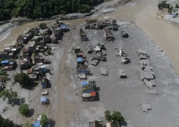Nepal eleva a 669 los muertos por la riada mientras China da por «prácticamente vaciada» la represa natural