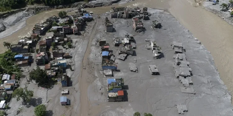 Nepal eleva a 669 los muertos por la riada mientras China da por «prácticamente vaciada» la represa natural
