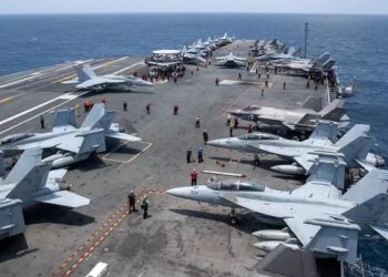 El portaaviones USS George Washington llega al Golfo para relevar al USS Abraham Lincoln