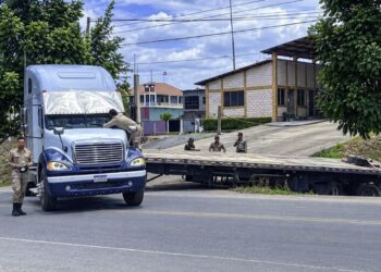 Conductor dejó la rastra cruzada luego de terminar encunetada en la carretera de Talanga, FM
