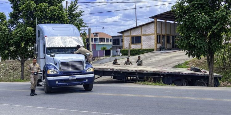 Conductor dejó la rastra cruzada luego de terminar encunetada en la carretera de Talanga, FM