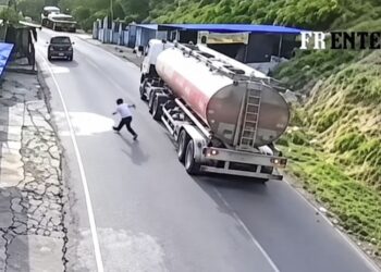 Motociclista se salva de morir aplastado tras quedar debajo de las llantas de un pesado camión en Trujillo