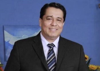 Pastor Roy Santos asegura que el gobierno de Nasry Asfura no arranca porque lo tienen “embrujado”