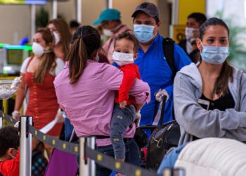 Hasta 40 inmigrantes al día han sido detenidos en los aeropuertos de EE.UU., según NBC