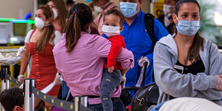 Hasta 40 inmigrantes al día han sido detenidos en los aeropuertos de EE.UU., según NBC