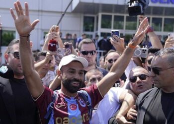 Salah recibe una bienvenida de héroe antes de su fichaje por el Trabzonspor