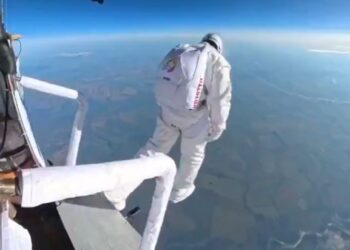 Un paracaidista se lanzó al vacío desde un globo a más de 11 mil metros y logró un nuevo récord mundial: “Salté desde la estratosfera”