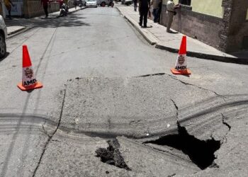 ¡Tegucigalpa se hunde! enorme socavón paralizó el tráfico en pleno centro de la capital