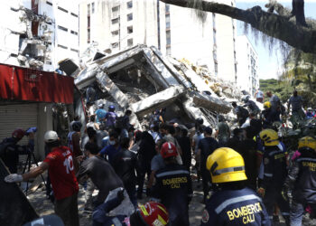 El fuerte sismo también provocó afectaciones en edificaciones, hospitales, aeropuertos, sistemas de transporte y otros servicios públicos.