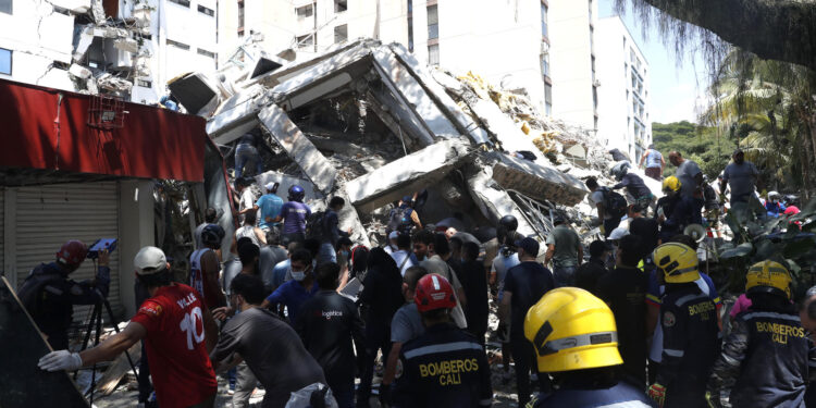 El fuerte sismo también provocó afectaciones en edificaciones, hospitales, aeropuertos, sistemas de transporte y otros servicios públicos.