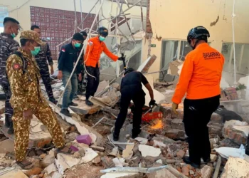 Indonesia eleva a 38 el número de muertos tras un terremoto de magnitud 7.7