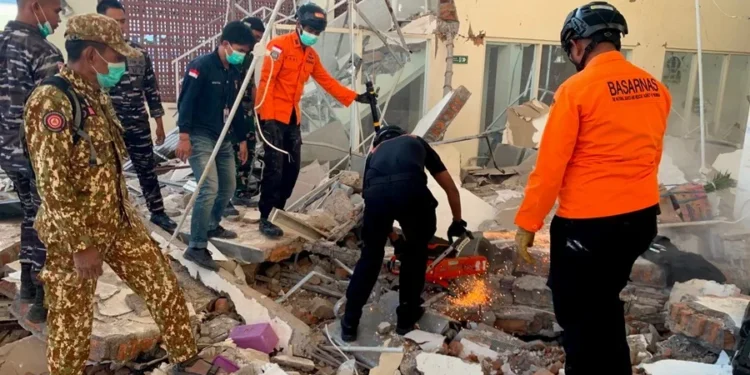 Indonesia eleva a 38 el número de muertos tras un terremoto de magnitud 7.7