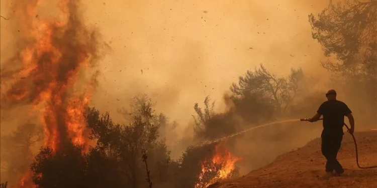 Incendios forestales en Grecia arrasan cerca de Atenas y provocan evacuaciones marítimas