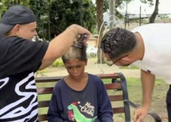 ¡Trato denigrante! Tiktokers raparon a un menor en situación de calle y le ofrecieron L500