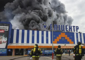 Al menos 27 muertos y 42 heridos en un ataque ruso contra un almacén cerca de Kiev