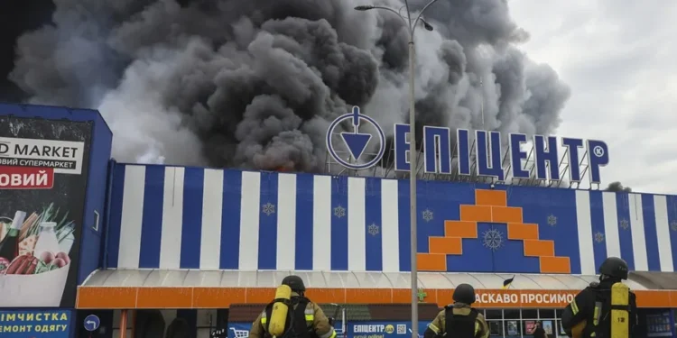 Al menos 27 muertos y 42 heridos en un ataque ruso contra un almacén cerca de Kiev