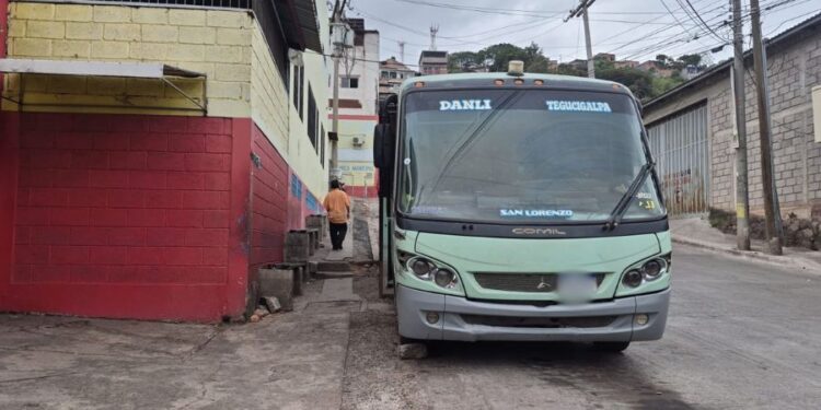 ¡Amedrentados por la extorsión! A medio vapor opera ruta de buses entre TGU y Danlí: “Nos exigen L 100 mil”