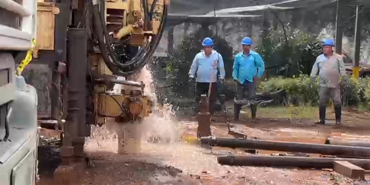 ¡Brotó el agua! Primer pozo perforado da esperanza para aliviar el desabastecimiento en la capital