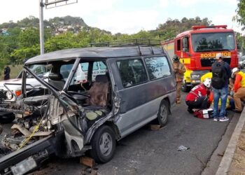 ¡Brutal encontronazo! Bus escolar choca en el anillo periférico; el chofer y un estudiante resultan heridos