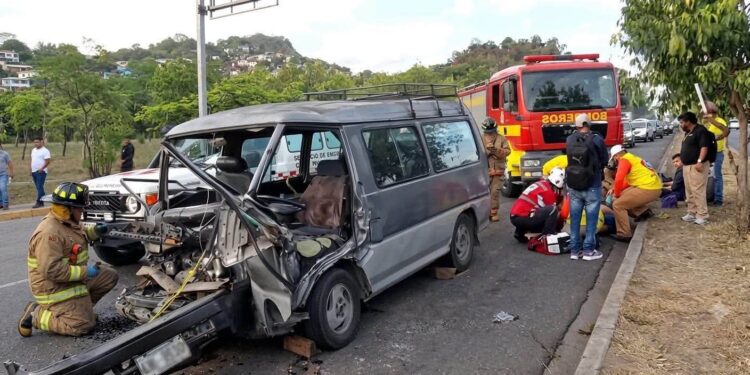 ¡Brutal encontronazo! Bus escolar choca en el anillo periférico; el chofer y un estudiante resultan heridos