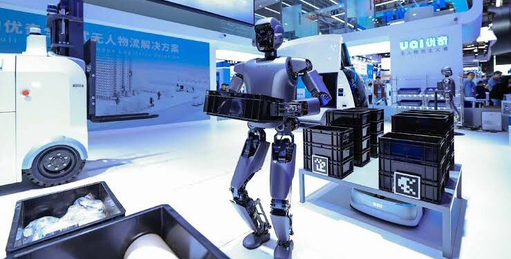 ¡China acelera la carrera! BYD presenta su robot con IA mientras EEUU le cierra las puertas