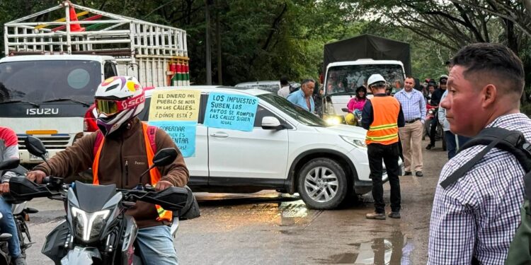 ¡Caos vial! Patronatos se toman carretera en Jamastrán exigiendo pavimentación