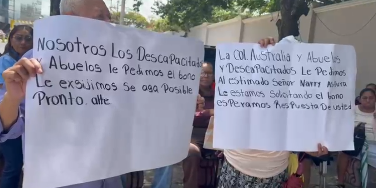 ¡Protesta! Bono de la tercera edad y discapacidad, exigen frente a casa presidencial