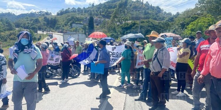 ¡Protesta en la CA-5! Pobladores de Laguna del Pedregal denuncian invasiones y exigen legalización de tierras