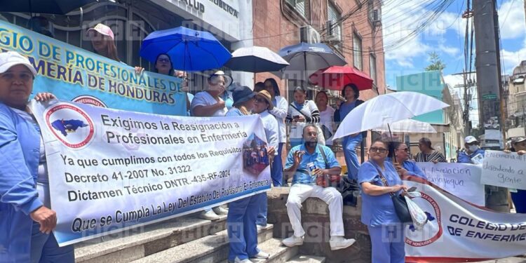 ¡Se agudiza protesta! Enfermeras Profesionales llegan a la SESAL con “un rosario” de demandas al Estado